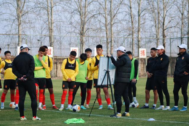 极速赛车-国奥开内部会议小结热身 对球员社媒再提明确要求